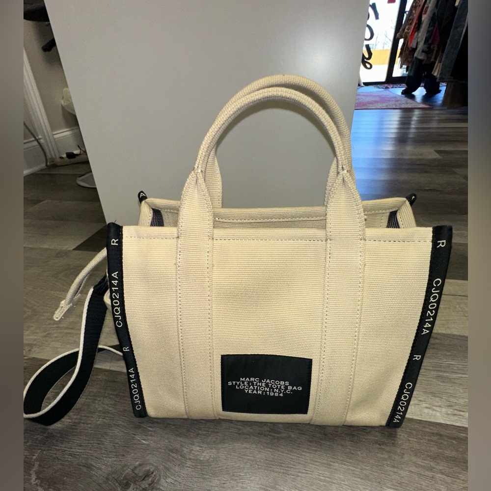 Marc Jacobs The Jacquard Medium Tote Bag Cream Black Logo Crossbody Strap - Picture 2 of 7